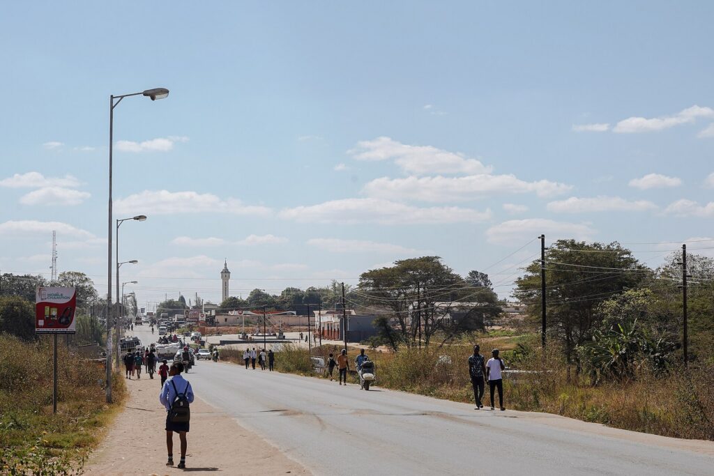 La carretera principal a su paso por Mumbwa, Provincia Central (Zambia).