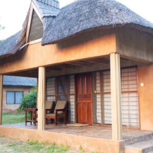 Uno chalet per ospiti con tetto di paglia e la sua veranda ombreggiata allo Zikomo Safari Camp, South Luangwa