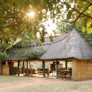 Der Hauptbereich von Time and Tide Kakuli, South Luangwa, Sambia.