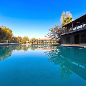 Der Swimmingpool und die Gästezimmertrakte des Royal Solwezi Hotel