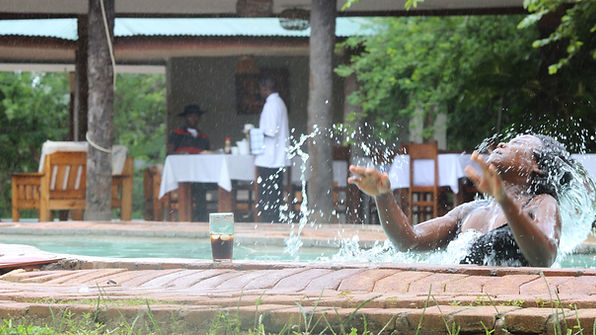 Der Swimmingpool und die schattige Terrasse zum Essen im Freien der Chimfule Lodge bei Mfuwe