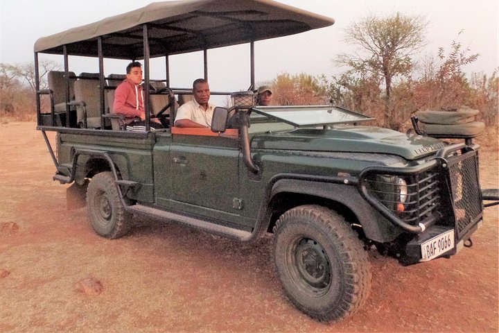 Guided Safari tour, lodging & meals, S. Luangwa National Park by Landcruiser 4x4